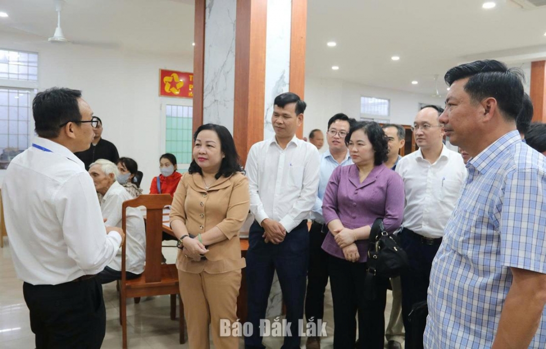 Đồng chí Cao Thị Hòa An cùng đoàn công tác nghe cán bộ Trung tâm Phục vụ hành chính công phường Tuy Hòa báo cáo tình hình giải quyết thủ tục hành chính tại trung tâm.