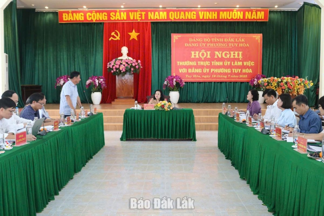 Các đại biểu tham gia ý kiến tại buổi làm việc