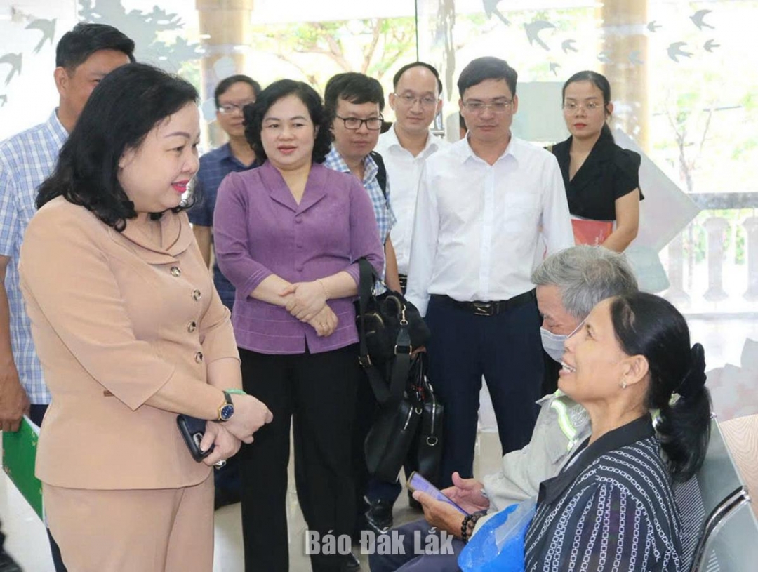 Phó Bí thư Thường trực Tỉnh ủy, Chủ tịch HĐND tỉnh Cao Thị Hòa An thăm hỏi người dân đang làm thủ tục hành chính tại Trung tâm Phục vụ hành chính công phường Tuy Hòa.