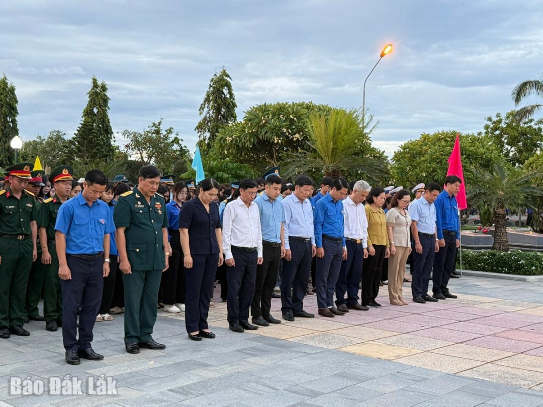 Các đại biểu cùng đoàn viên, thanh niên tưởng nhớ Chủ tịch Hồ Chí Minh vĩ đại; các anh hùng liệt sĩ đã anh dũng hy sinh vì nền độc lập tự do dân tộc. Ảnh: Thùy Thảo.