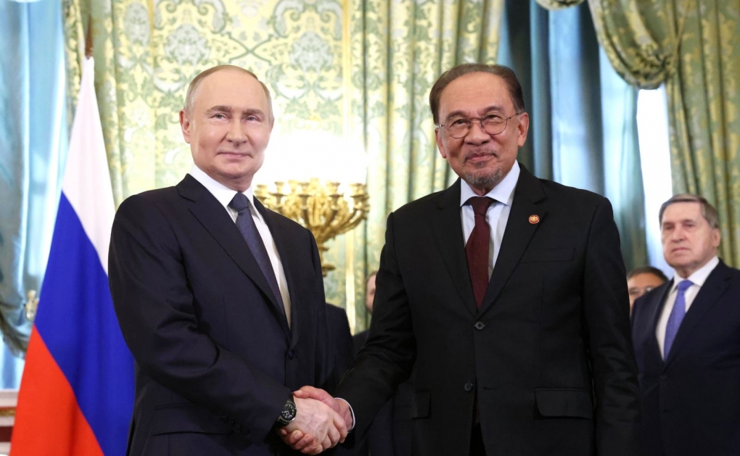 Tổng thống Liên bang Nga Vladimir Putin (trái) và Thủ tướng Malaysia Anwar Ibrahim gặp nhau tại Điệm Kremlin ngày 14/5/2025. Ảnh: Trang web của Tổng thống Liên bang Nga (en.kremlin.ru)