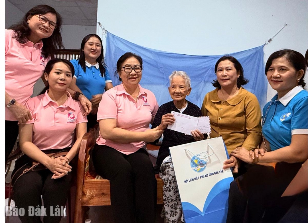 Đoàn đến thăm, tặng quà Mẹ Việt Nam Anh hùng Đỗ Thị Phưởng 