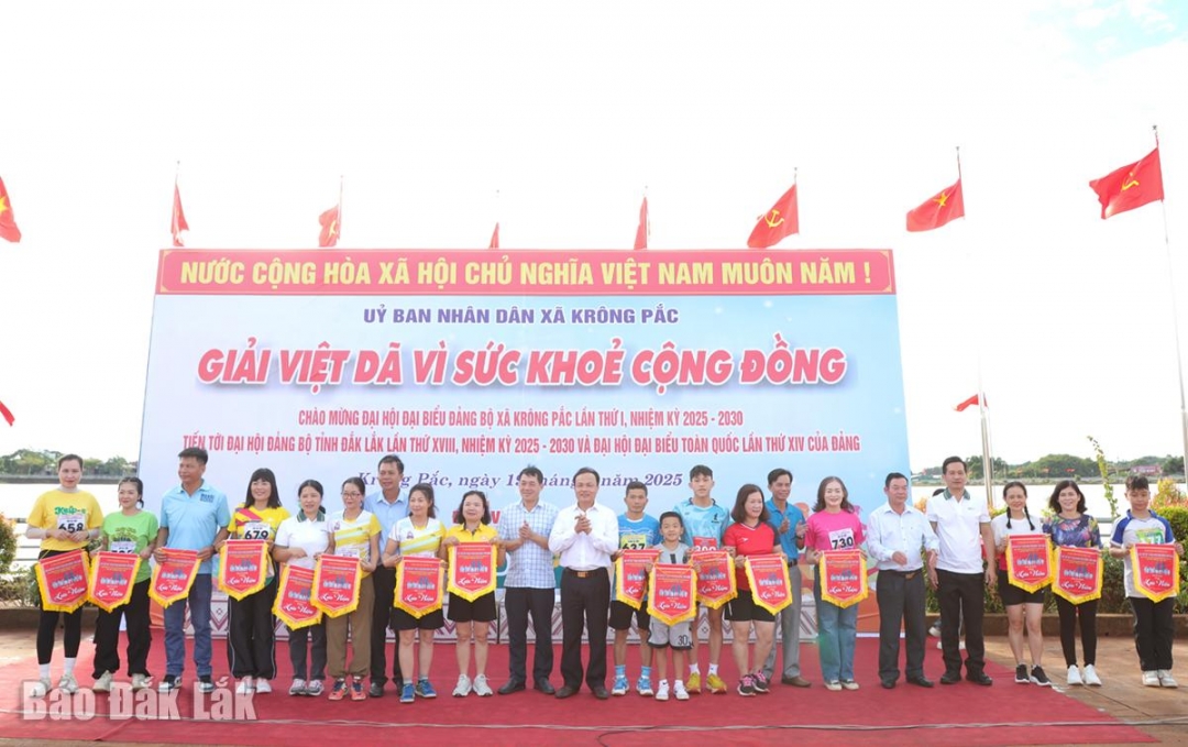 Ban tổ chức trao cờ lưu niệm cho các đơn vị tham gia giải việt dã.