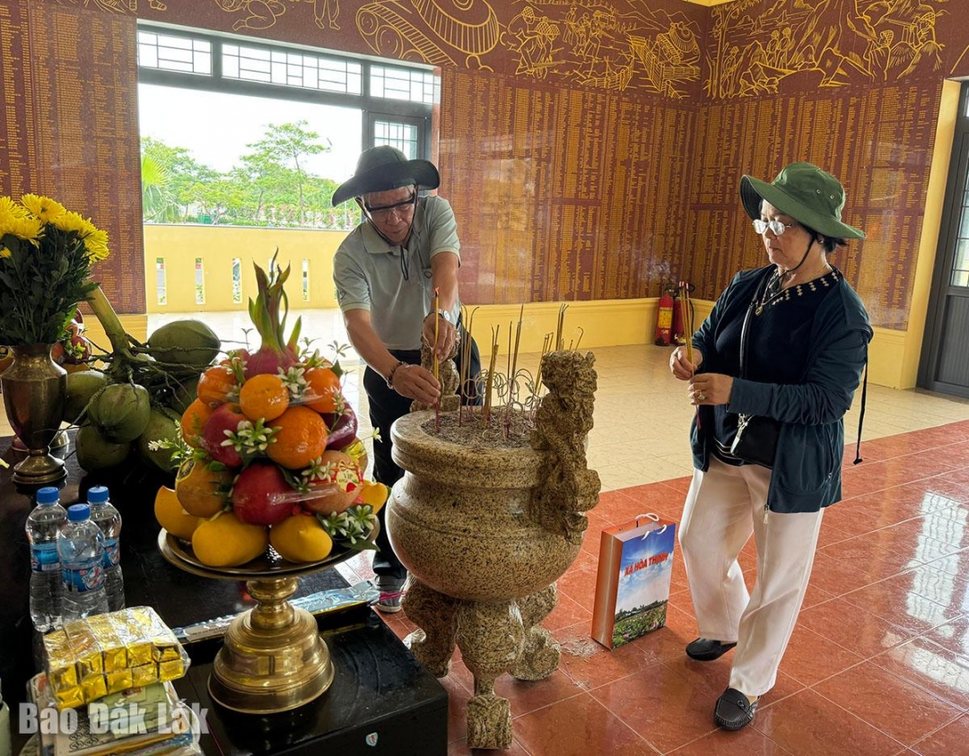 Mỗi thân nhân lặng lẽ thắp nén hương tưởng nhớ người thân.