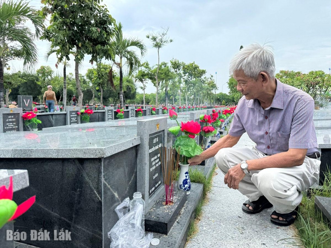 Ông Nguyễn Ngọc Xuân, 81 tuổi ở phường Phú Yên đến thắp hương cho ba, một liệt sĩ đã hy sinh vào năm 1954.
