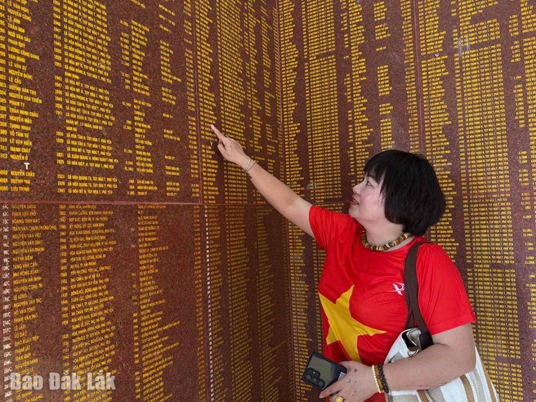 Chị Nguyễn Đỗ Lan Anh, đến từ Hà Nội dò tìm kiếm tên của chú mình, liệt sĩ Đặng Quang Sản.