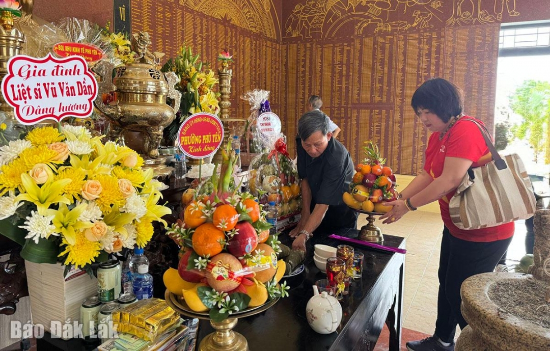 Người dân khắp đến tìm về Nghĩa trang liệt sỹ tỉnh sửa soạn, dâng hoa lên bàn thờ.