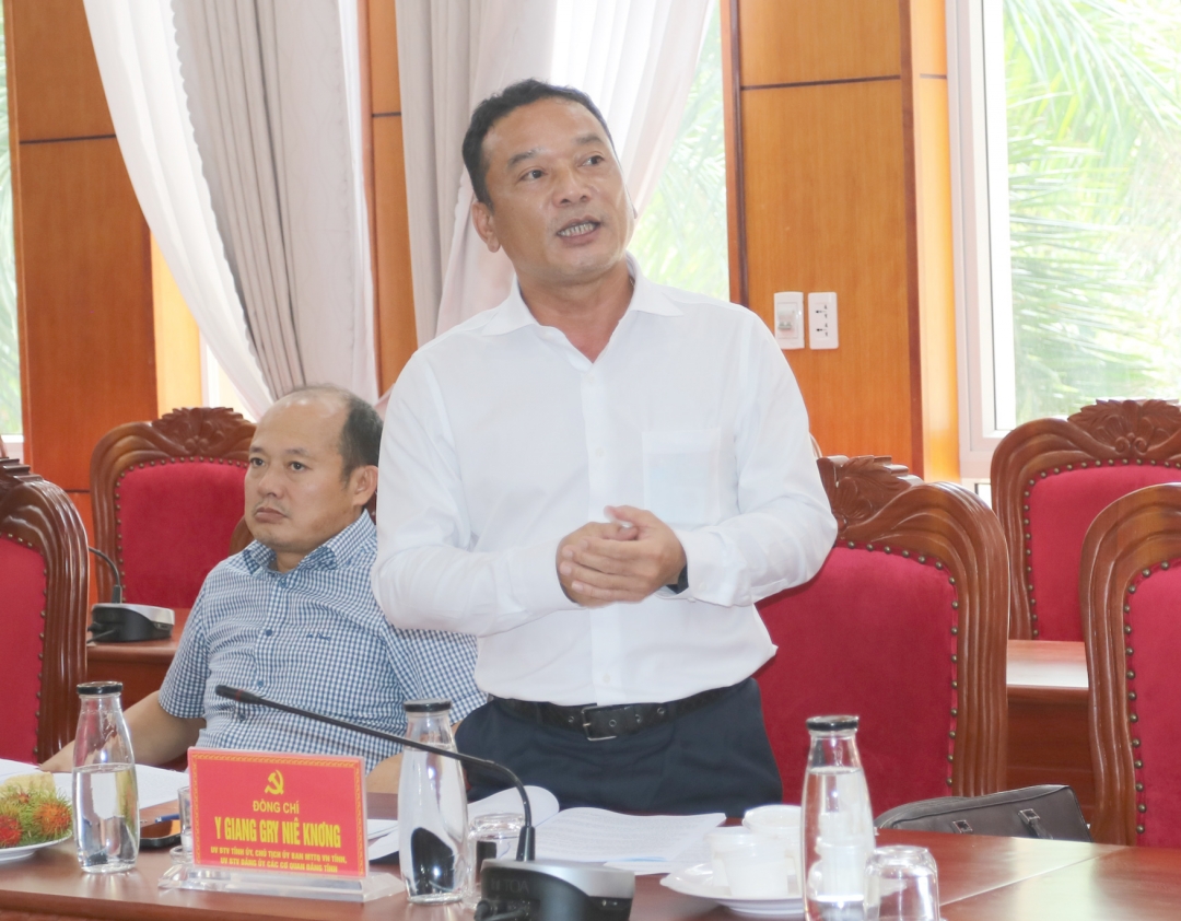 Đồng chí Y Giang Gry Niê Knơng, Ủy viên Ban Thường vụ Tỉnh ủy, Chủ tịch Ủy ban Mặt trận Tổ quốc Việt Nam tỉnh Đắk Lắk tham gia ý kiến tại hội nghị.