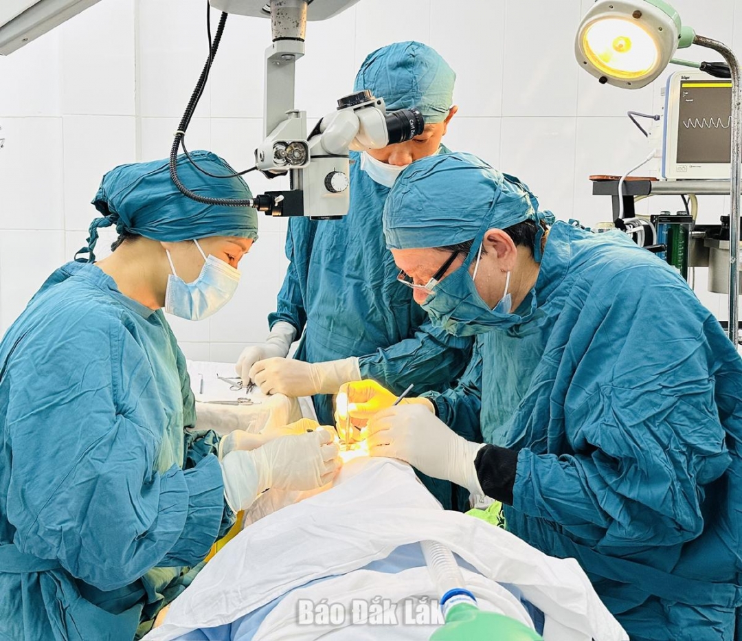 PGS.TS.BS Hà Huy Tài (bên phải) và ThS.BS Nguyễn Thị Băng Sâm (bên trái) thực hiện một ca phẫu thuật trong chương trình “Vì ánh mắt trẻ thơ”