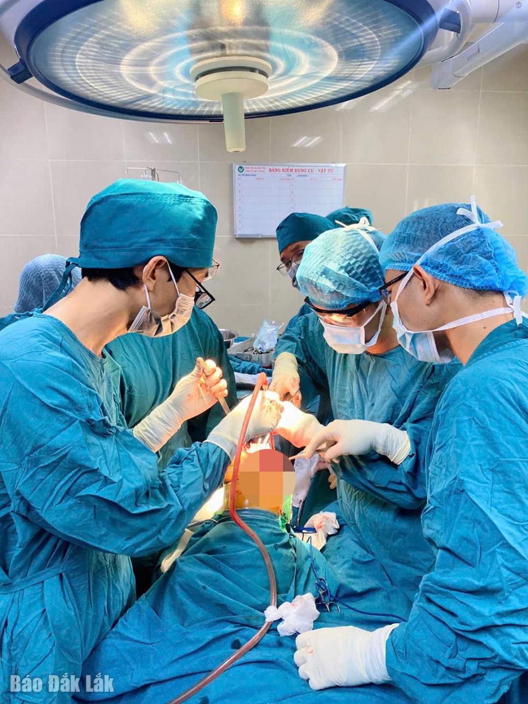 Một ca phẫu thuật thay khớp gối toàn phần tại Bệnh viện Đa khoa Phú Yên.  