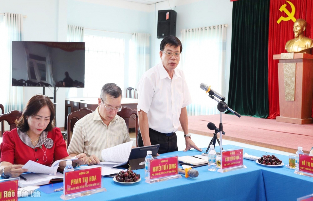 Tỉnh ủy viên, Giám đốc Sở Bùi Hồng Quý trao đổi thông tin của đơn vị với đoàn công tác.