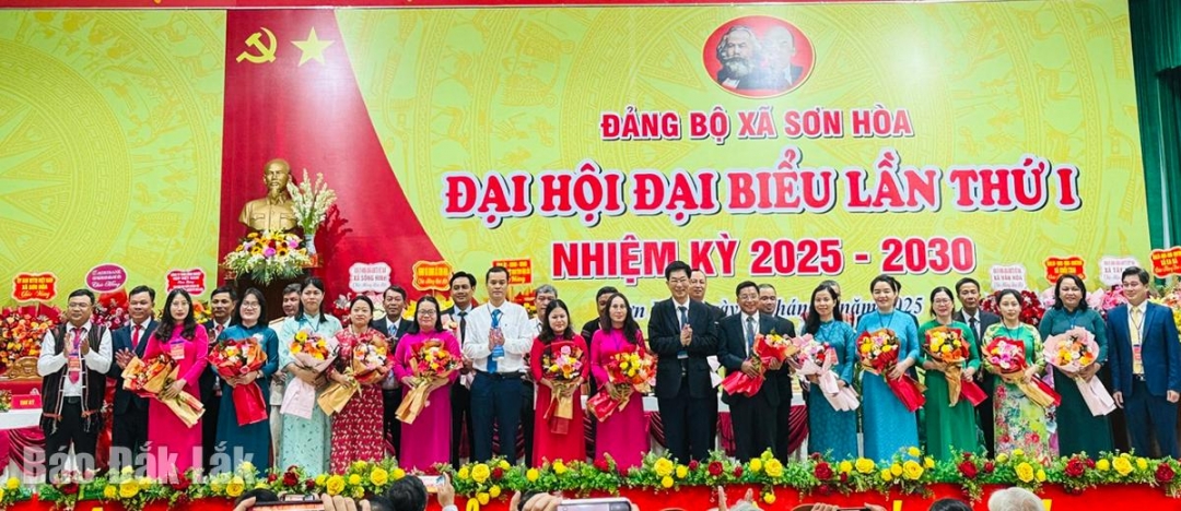 Ban Chấp hành Đảng bộ và Ban Thường vụ Đảng ủy xã Sơn Hòa ra mắt đại hội. 