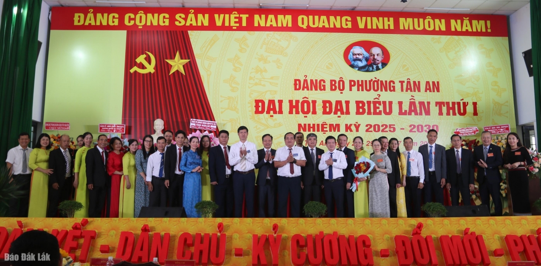 Các đồng chí lãnh đạo tặng hoa chúc mừng Ban Chấp hành Đảng bộ phường Tân An nhiệm kỳ 2025 - 2030.