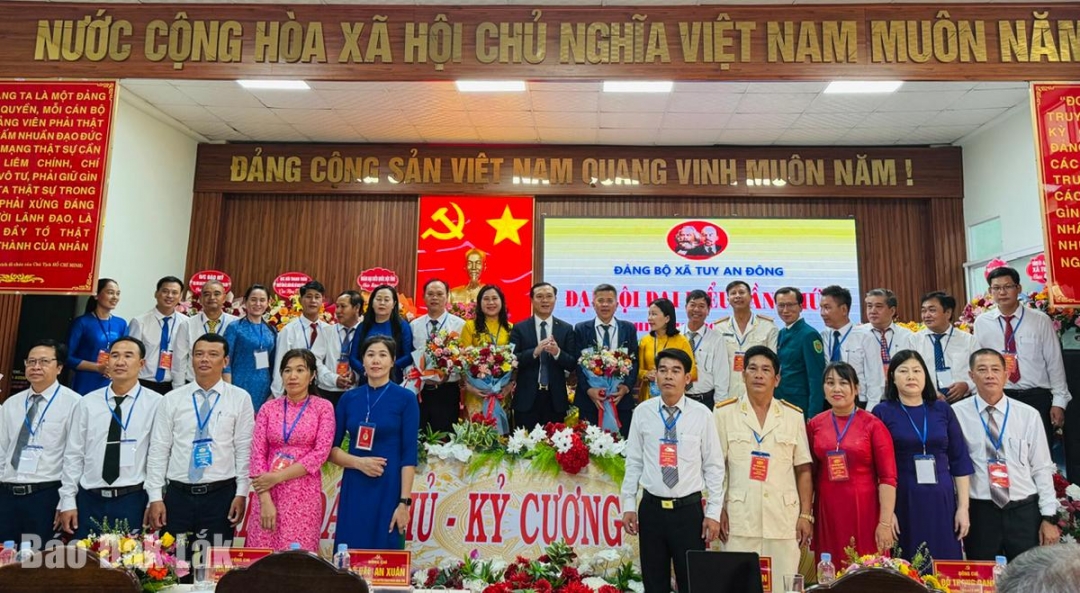 Ủy viên Ban Thường vụ Tỉnh ủy, Giám đốc Sở Khoa học và Công nghệ Bùi Thanh Toàn tặng hoa chúc mừng Ban Chấp hành Đảng bộ xã Tuy An Đông nhiệm kỳ 2025 - 2030.