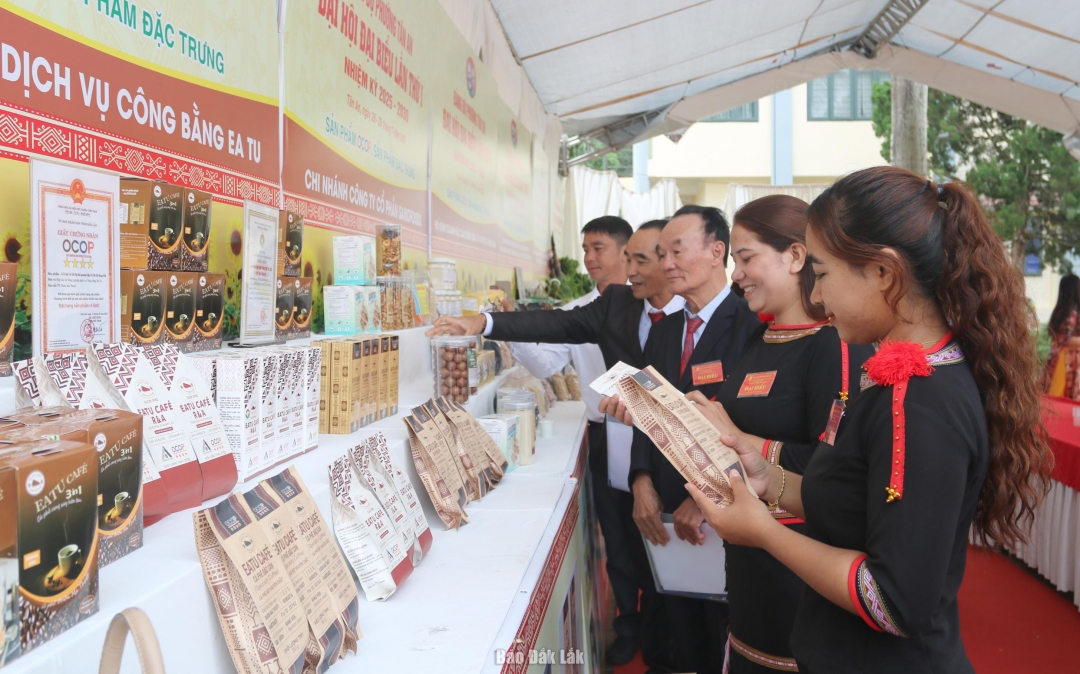 Các đại biểu tham quan gian hàng trưng bày các sản phẩm đặc sản của địa phương tại đại hội.
