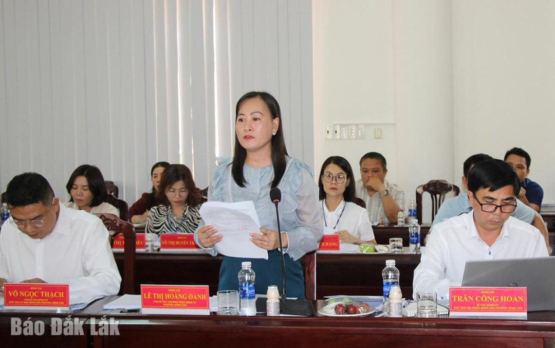 Đại diện Đảng bộ phường Sông Cầu báo cáo công tác chuẩn bị đại hội.