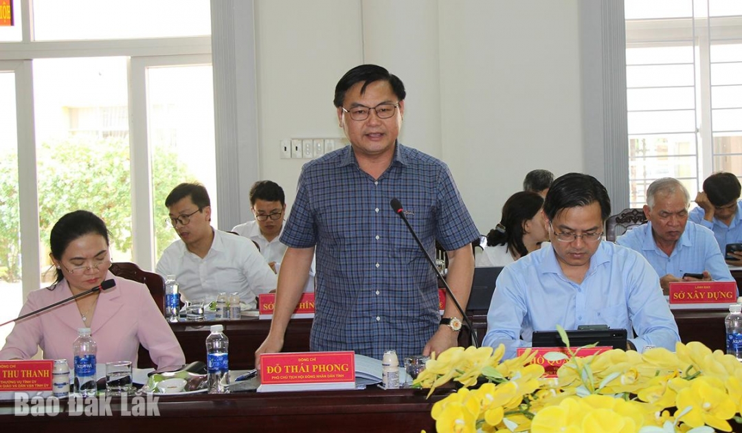 Tỉnh ủy viên, Phó Chủ tịch HĐND tỉnh Đỗ Thái Phong phát biểu góp ý các chỉ tiêu phát triển cụ thể trong Nghị quyết Đại hội Đảng bộ phường Sông Cầu.