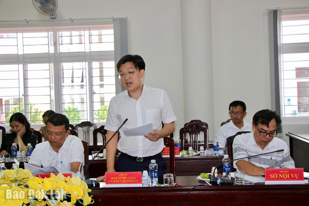 Đại diện Ban Tuyên giáo và Dân vận Tỉnh ủy góp ý Đảng bộ phường Xuân Đài chú trọng kết quả hoạt động tuyên truyền, dân vận.