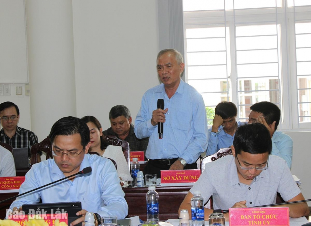 Phó Giám đốc Sở Xây dựng Nguyễn Tấn Chân đề nghị phường Sông Cầu xem xét lại chỉ tiêu phát triển hạ tầng đô thị.