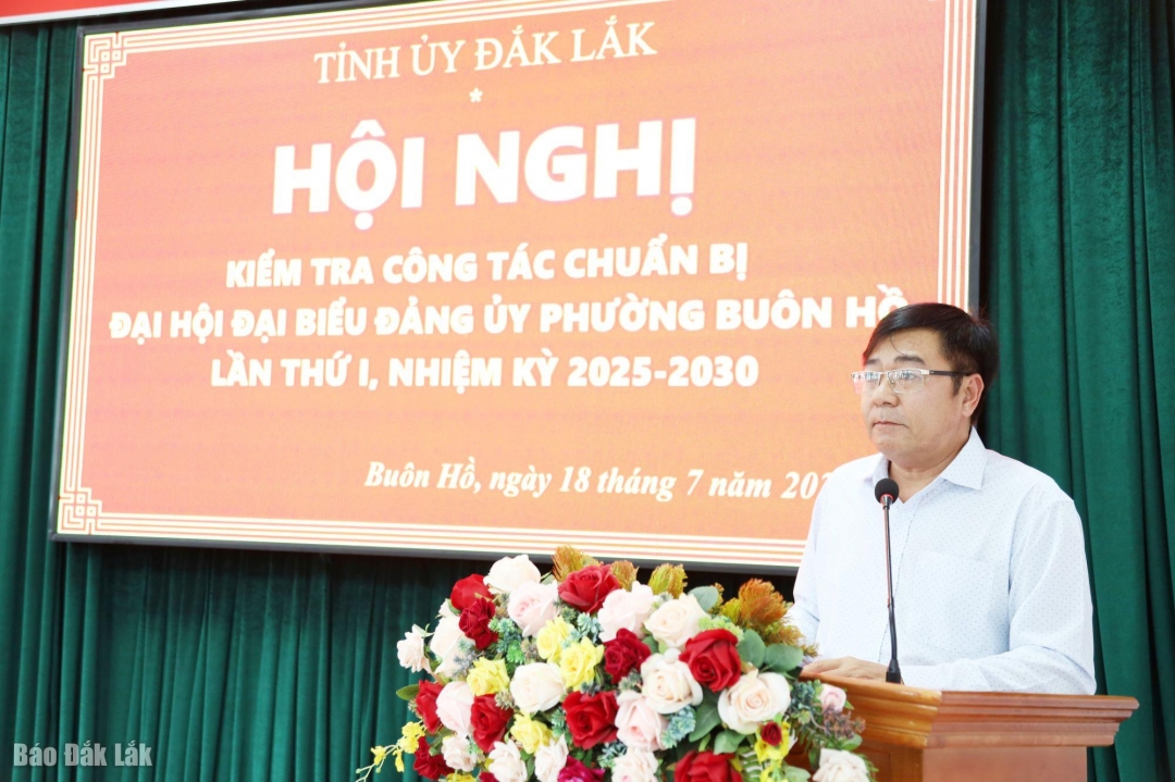Phó Bí thư Thường trực Đảng ủy phường Lê Nhất Hạnh báo cáo tình hình triển khai các nhiệm vụ với đoàn công tác.