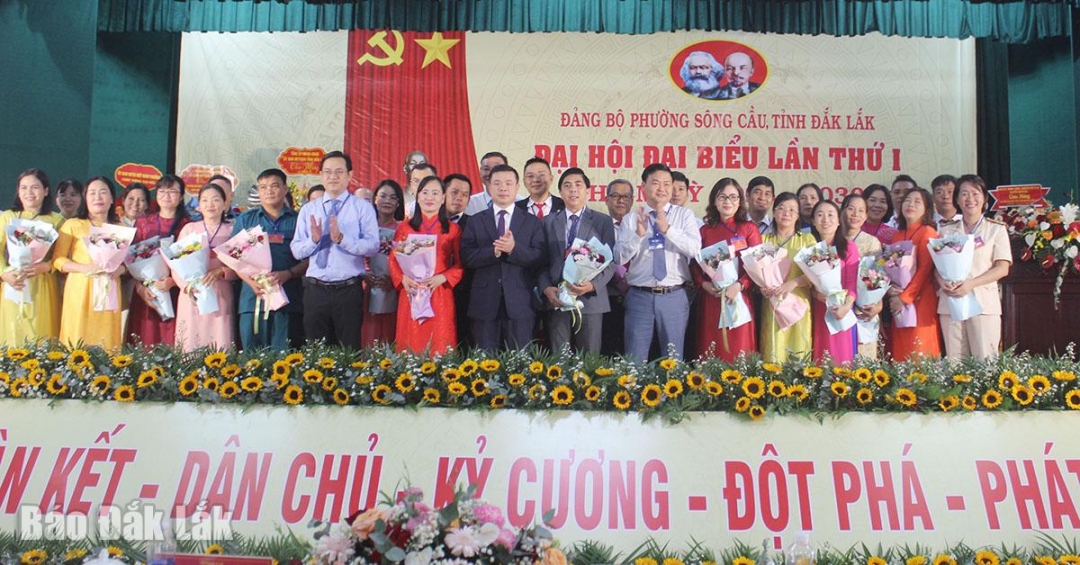 Phó Bí thư Tỉnh ủy Đỗ Hữu Huy và các đại biểu chúc mừng Ban Chấp hành Đảng bộ phường Sông Cầu nhiệm kỳ 2025 - 2030.