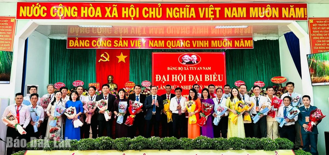 Đồng chí  Bùi Thanh Toàn, Ủy viên Ban Thường vụ Tỉnh ủy, Giám đốc Sở Khoa học và Công nghệ, phụ trách địa bàn xã Tuy An Nam và đồng chí Đỗ Trọng Danh, Phó Trưởng Ban Tổ chức Tỉnh ủy tặng hoa chúc mừng Ban Chấp hành Đảng bộ xã Tuy An Nam. 