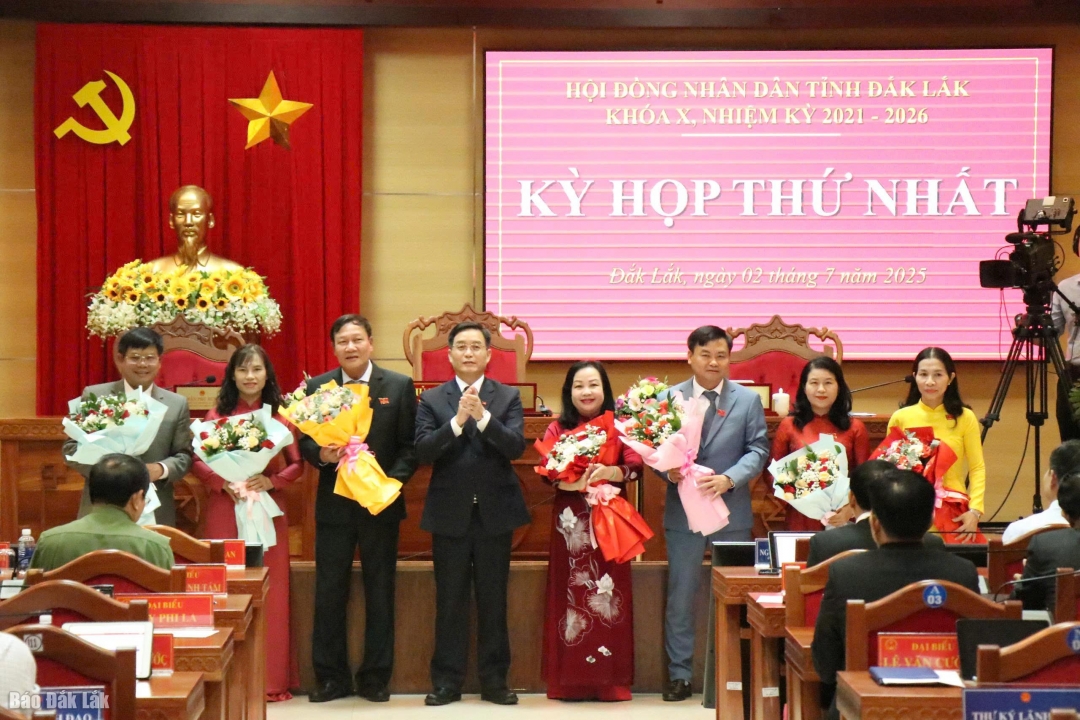 Ủy viên Ban Chấp hành Trung ương Đảng, Bí thư Tỉnh ủy Nguyễn Đình Trung tặng hoa chúc mừng đồng chí Chủ tịch, các Phó Chủ tịch, Trưởng các Ban của HĐND tỉnh. Ảnh: Vạn Tiếp