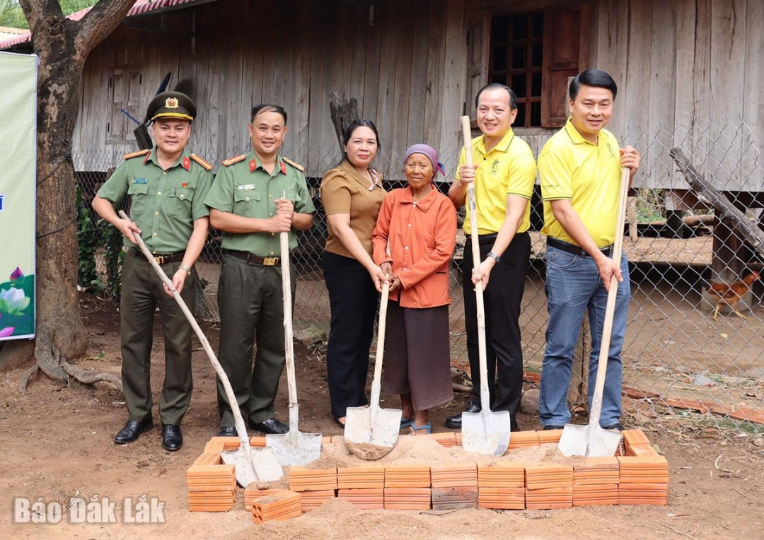 Công an tỉnh và Hội Doanh nhân Buôn Ma Thuột cùng địa phương và bà Ksor Hờ Blốch thực hiện nghi thức khởi công xây nhà. Ảnh: Hồ Như