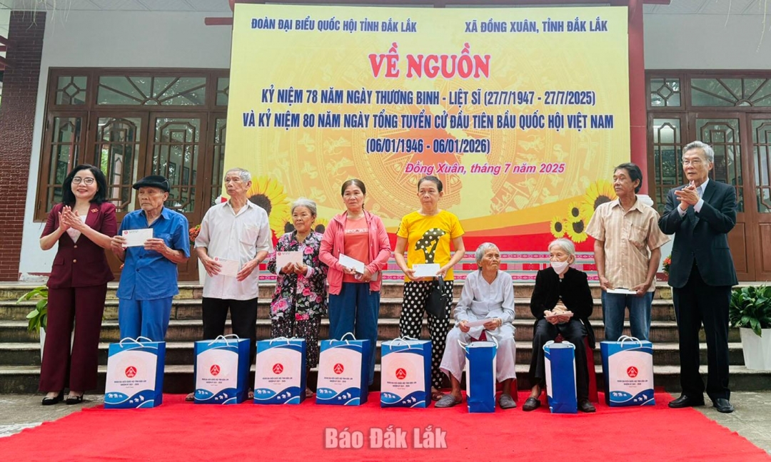 Phó Trưởng đoàn chuyên trách, phụ trách Đoàn ĐBQH tỉnh Nguyễn Thị Thu Nguyệt và nguyên Bí thư Tỉnh ủy Phú Yên Đào Tấn Lộc trao quà các gia đình chính sách, người có công với cách mạng của xã Đồng Xuân