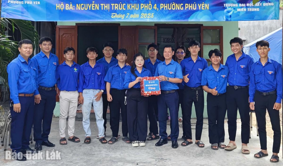 Phó Bí thư Tỉnh Đoàn Võ Duy Kha tặng quà động viên các chiến sĩ tình nguyện Mùa hè xanh của Trường ĐH Xây dựng Miền Trung.