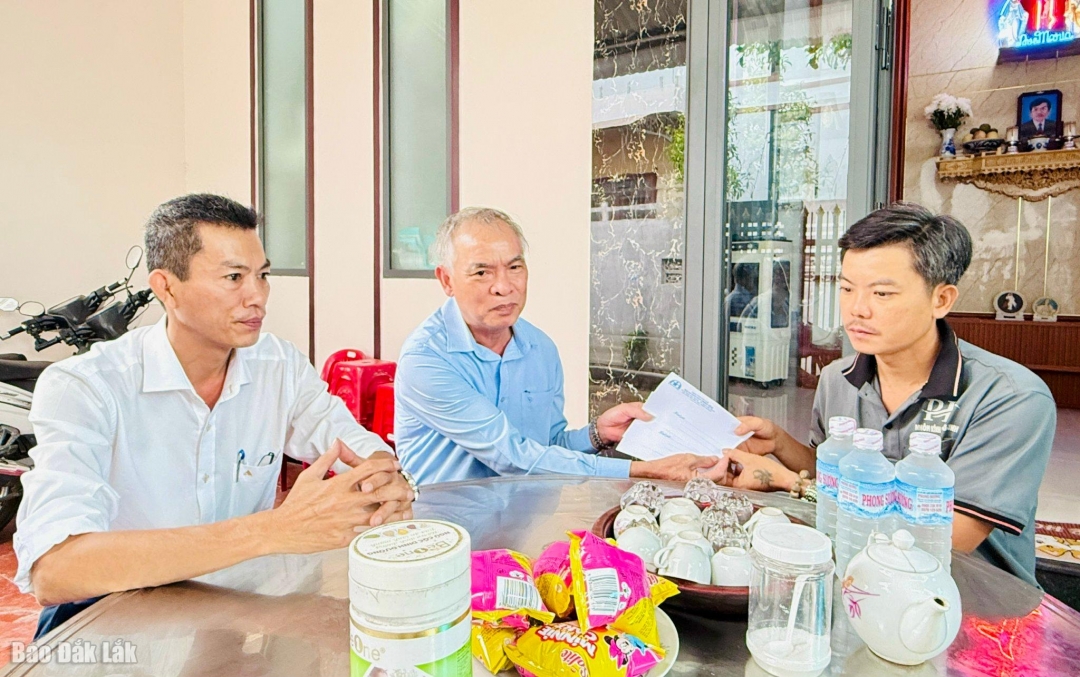Ông Nguyễn Tấn Chân, Phó giám đốc Sở Xây dựng động viên, chia sẻ với gia đình anh Phong
