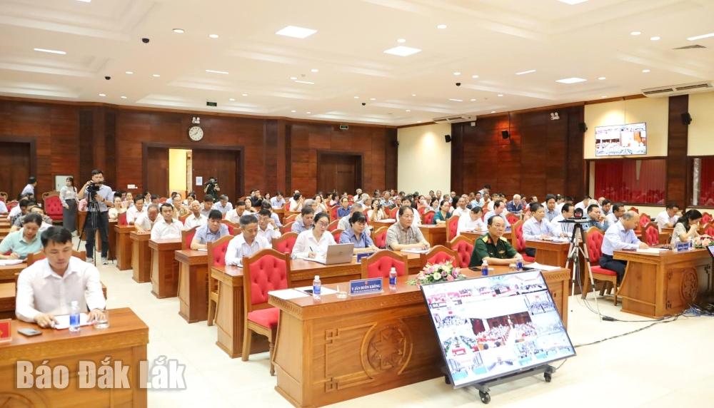 Đại diện lãnh đạo các sở, ban, ngành hữu quan và cử tri tham dự hội nghị.
