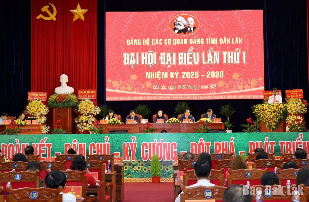 Đại diện các tổ chức đảng trực thuộc tham luận trao đổi những kinh nghiệm, cách làm hiệu quả trong quá trình triển khai các nhiệm vụ của Đảng bộ. Ảnh: Ngọc Thắng