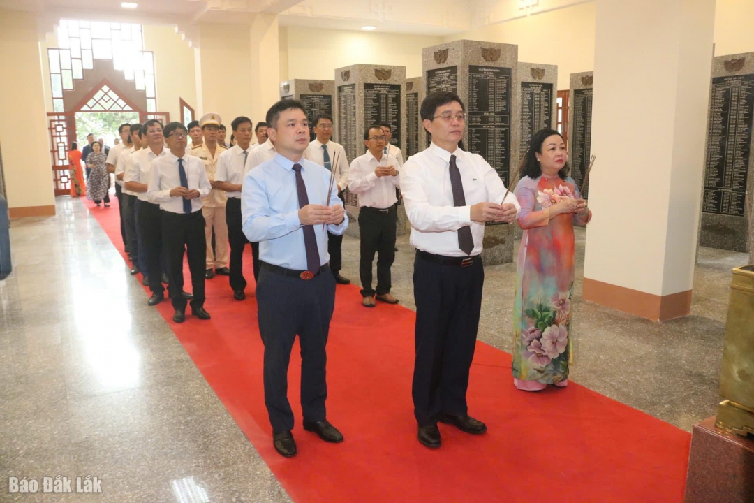 Các đồng chí lãnh đạo tỉnh và đại biểu dâng hương tại Đài tưởng niệm Núi Nhạn.