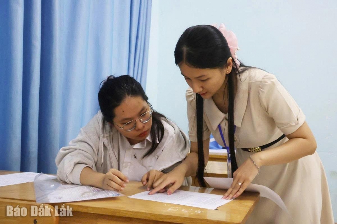 Thí sinh làm thủ tục dự thi tốt nghiệp THPT năm 2025 tại Điểm thi Trường THPT Hồng Đức, phường Buôn Ma Thuột. Ảnh: Thanh Hường 
