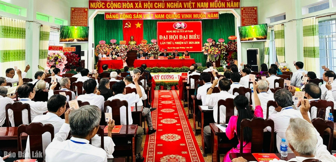 Các đại biểu dự đại hội biểu quyết thông qua nghị quyết. 