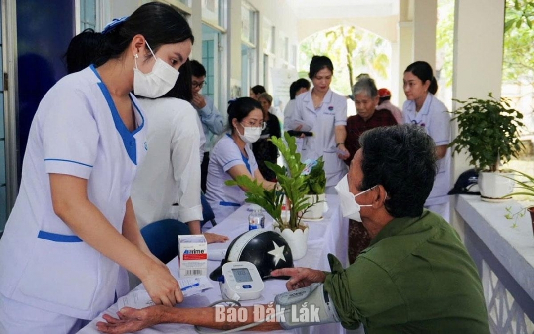Các bác sĩ khám bệnh, tư vấn sức khỏe và cấp phát thuốc miễn phí cho người dân xã Đồng Xuân
