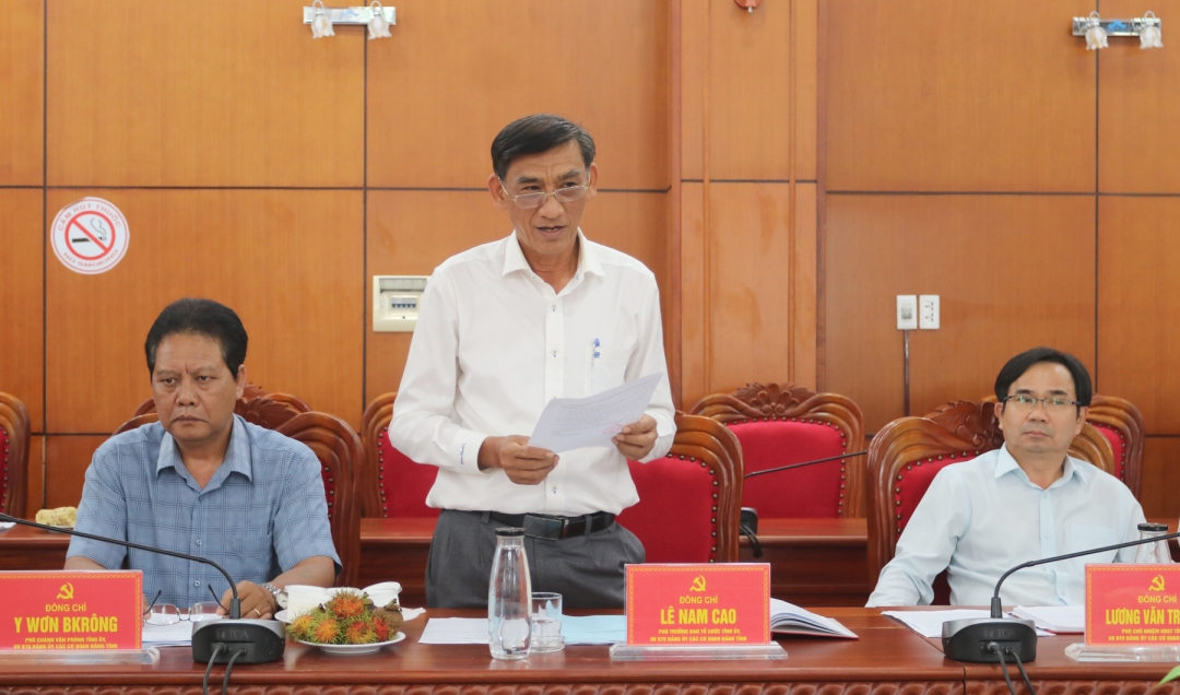 Phó Trưởng ban Tổ chức Tỉnh ủy Lê Nam Cao tham gia ý kiến tại hội nghị.