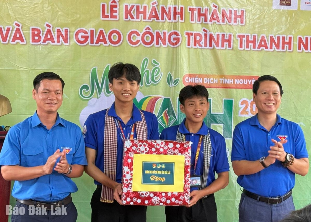 Phó Chủ tịch Ủy ban MTTQ tỉnh, Bí thư Tỉnh Đoàn Đắk Lắk Lương Minh Tùng tặng quà cho các sinh viên tại mặt trận Phú Mỡ.