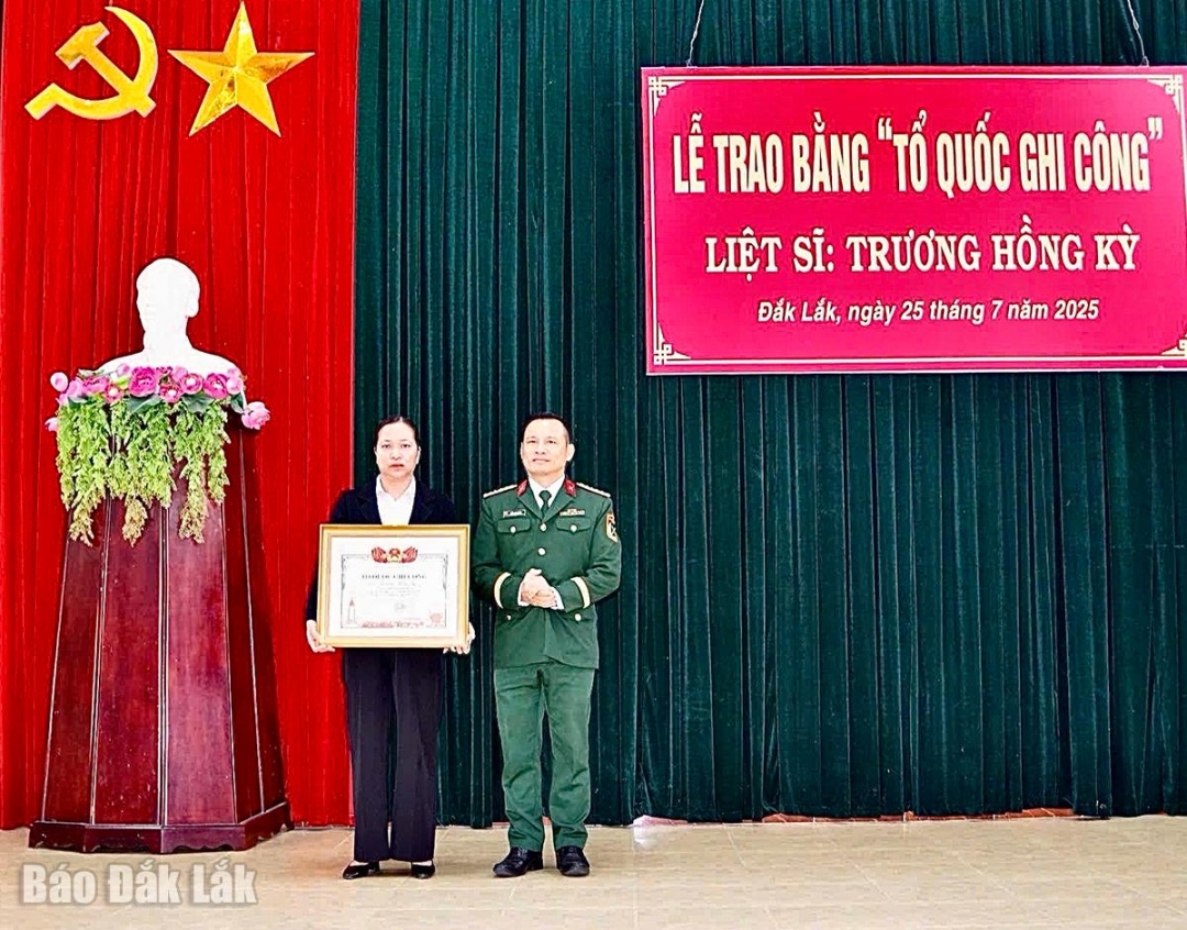 Đại tá Trần Quang Tâm trao Bằng “Tổ quốc ghi công” cho vợ của liệt sĩ Trương Hồng Kỳ