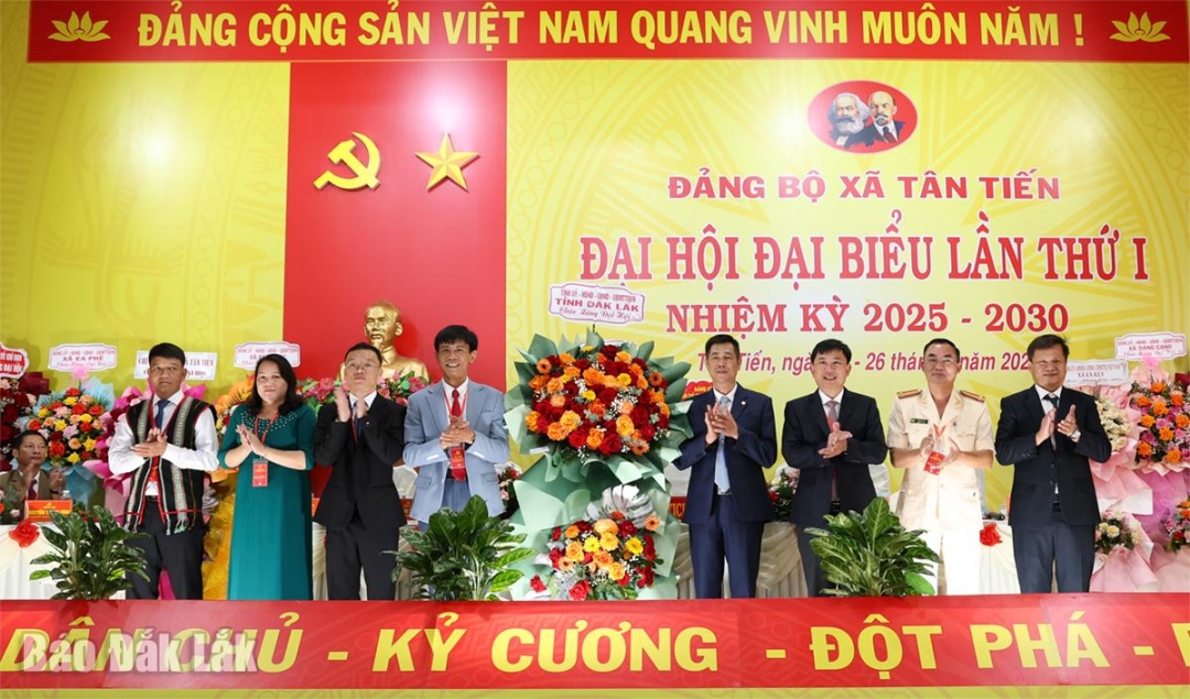 Đồng chí Nguyễn Hoàng Giang, Tỉnh ủy viên, Giám đốc Sở Dân tộc và Tôn giáo tặng hoa chúc mừng đại hội.