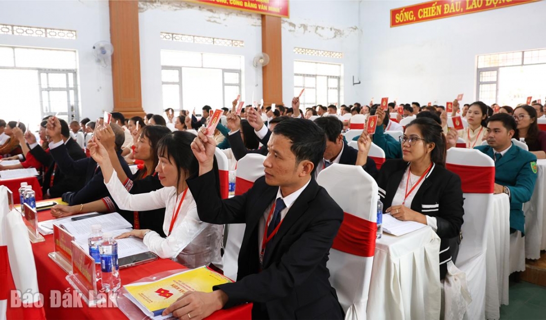 Đại biểu biểu quyết thông qua Nghị quyết đại hội.