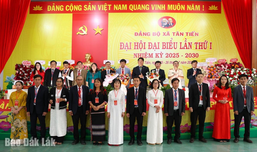 Ban Chấp hành Đảng bộ xã Tân Tiến nhiệm kỳ 2025 - 2030 ra mắt và nhận nhiệm vụ.