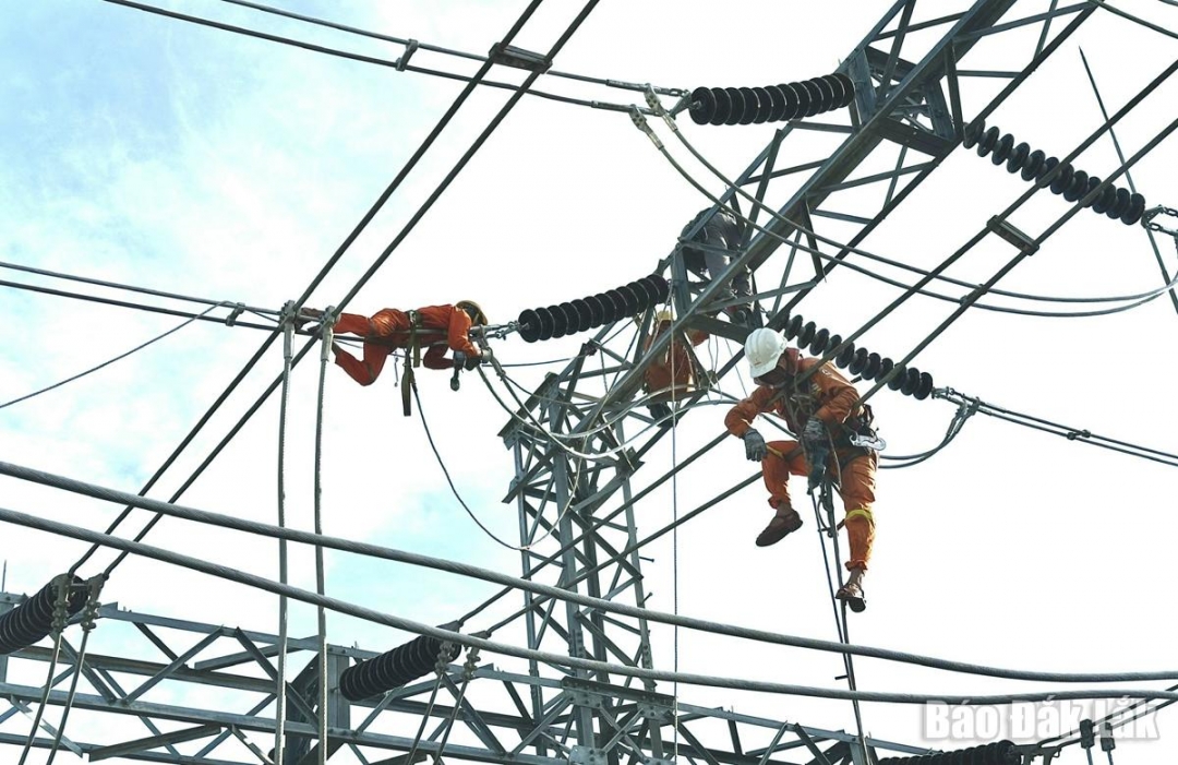 Công nhân tốc lực thi công các hạng mục, đảm bảo dự án hoàn thành đúng tiến độ.