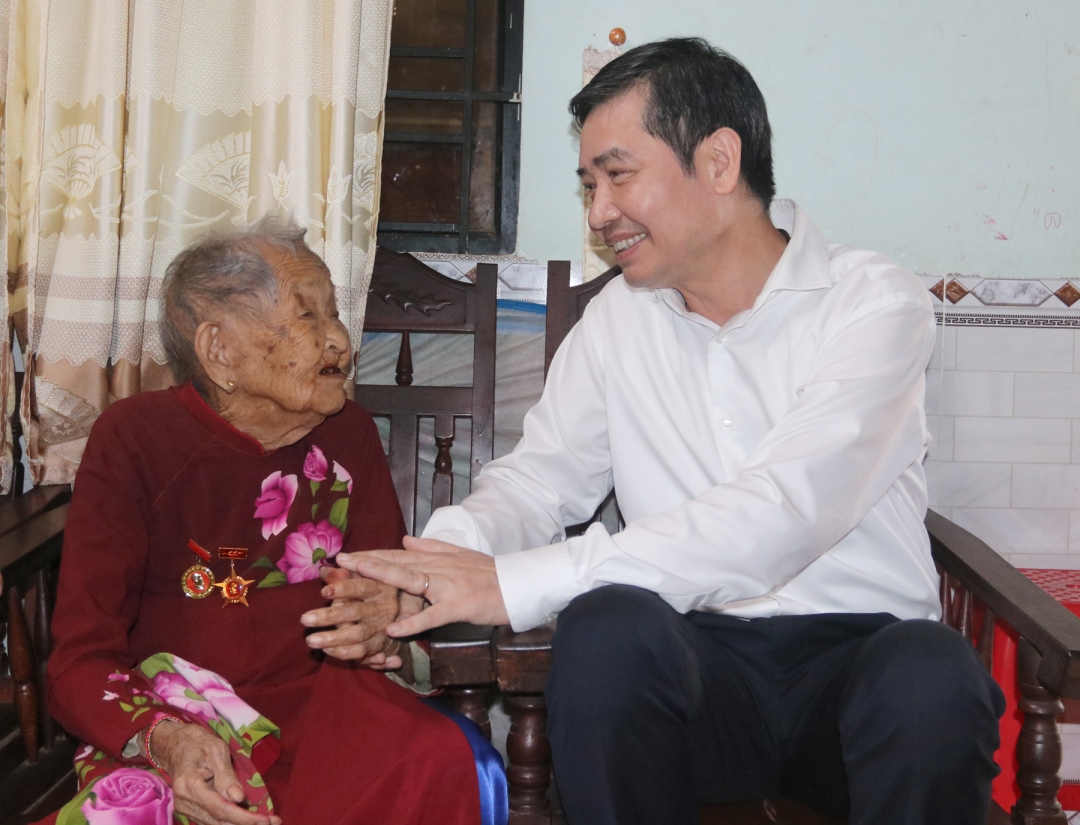 Phó Bí thư Tỉnh ủy, Chủ tịch UBND tỉnh Tạ Anh Tuấn thăm hỏi, tặng quà Mẹ Việt Nam anh hùng Thái Thị Tài.