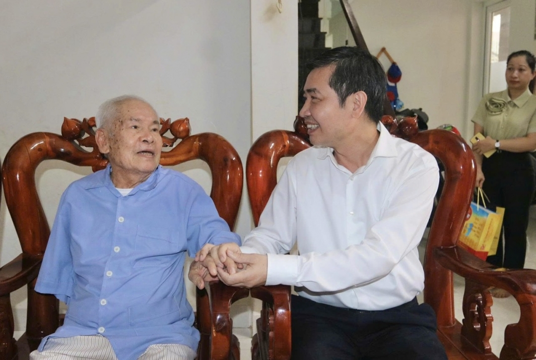 Đồng chí Tạ Anh Tuấn thăm hỏi thương binh Hoàng Tiến Vinh.