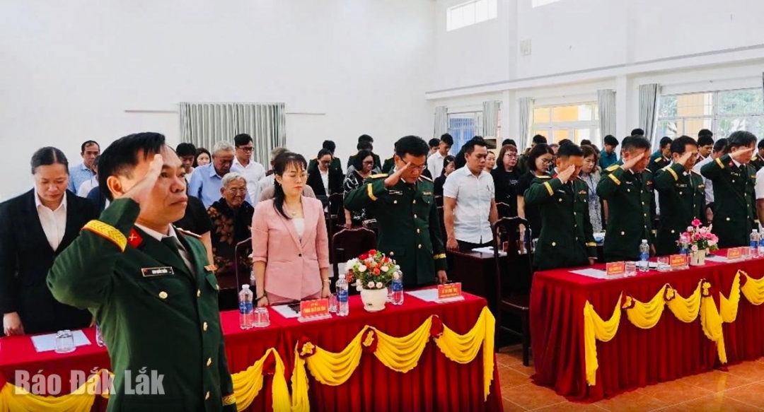 Các đại biểu tưởng niệm liệt sĩ Trung tá Trương Hồng Kỳ