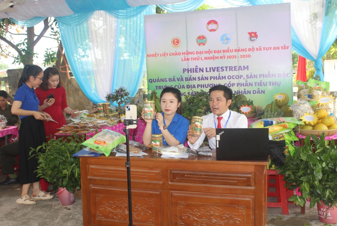 Đoàn viên thanh niên livetrem bán hàng và giới thiệu dặc sản địa phương