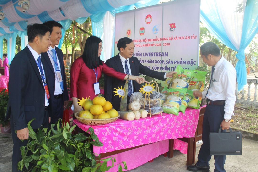 Các đại biểu tham quan các sản phâm đại hội