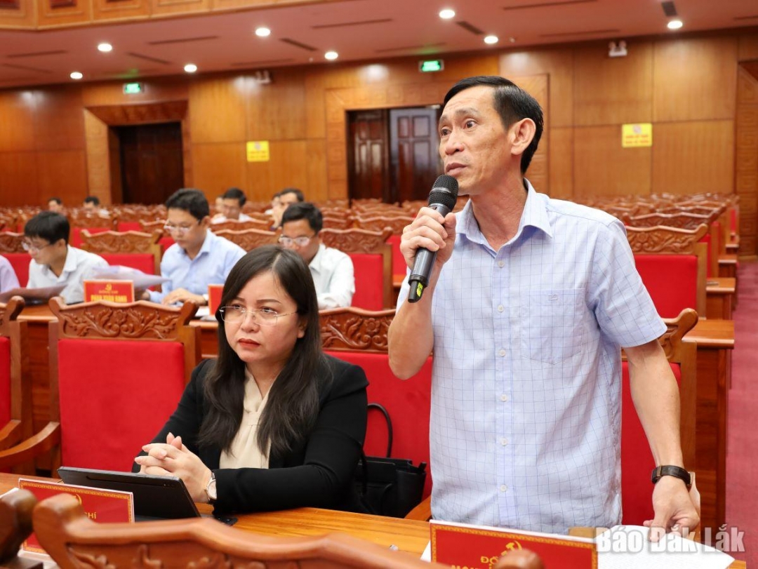  tham gia ý kiến tại hội nghị.
